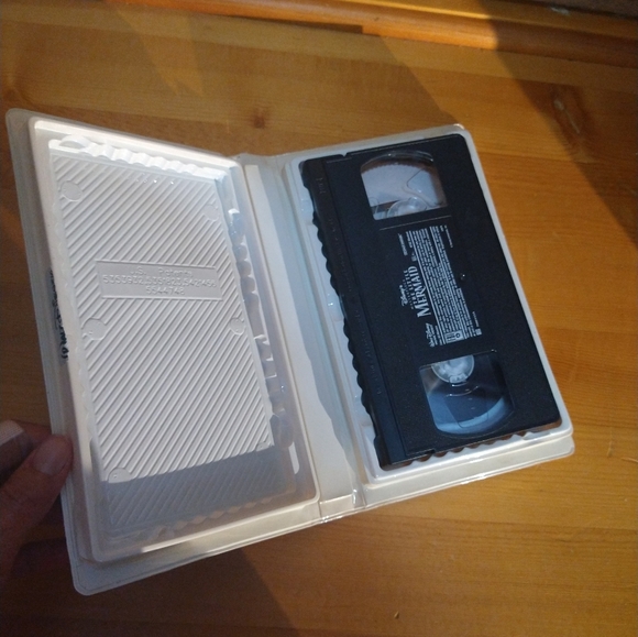 The Little Mermaid was released to theaters on November 17, 1989 - Picture 8 of 12